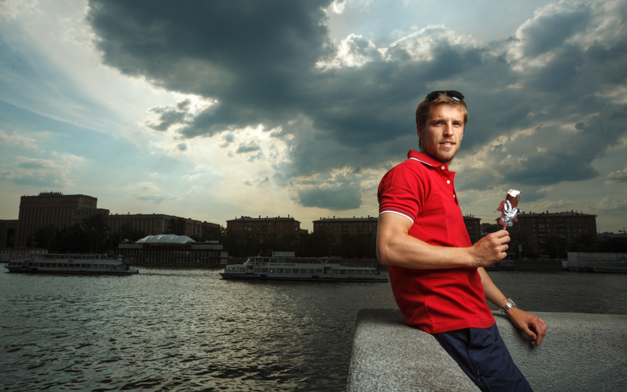 Полузащитник Спартака Дмитрий Комбаров в Питере