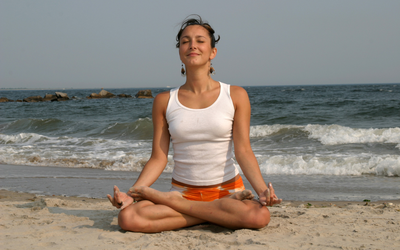 Спортивная девушка медитирует