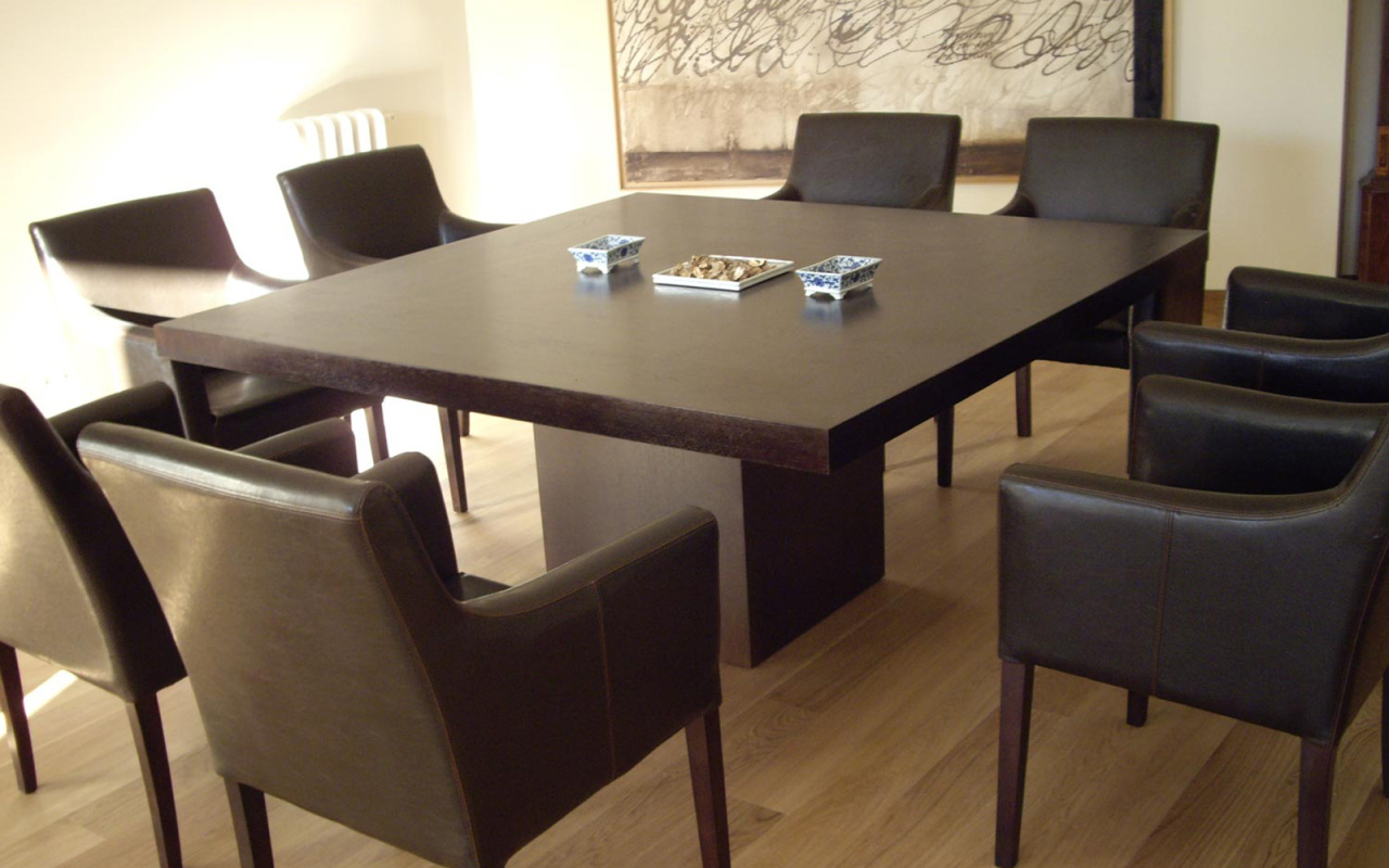 Квадратный стол в столовой