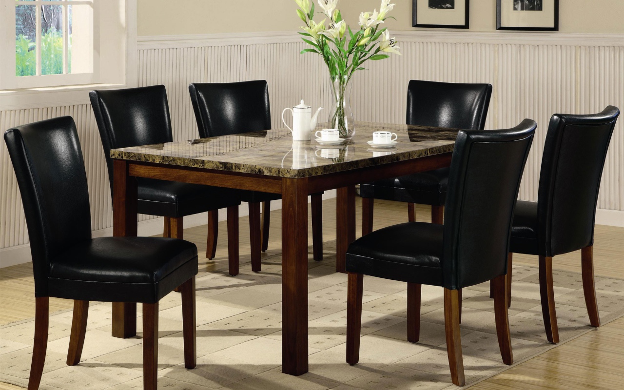 Чай на столе в столовой