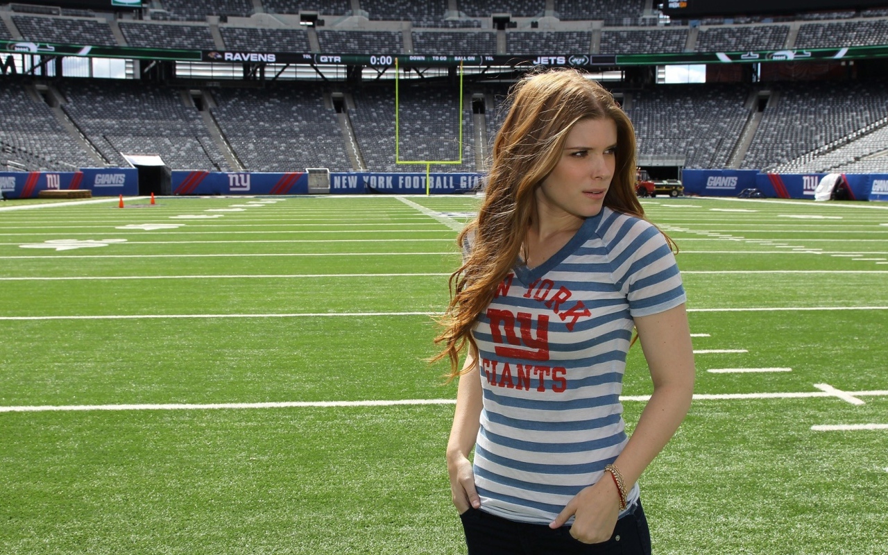 Блондинка на футбольном поле