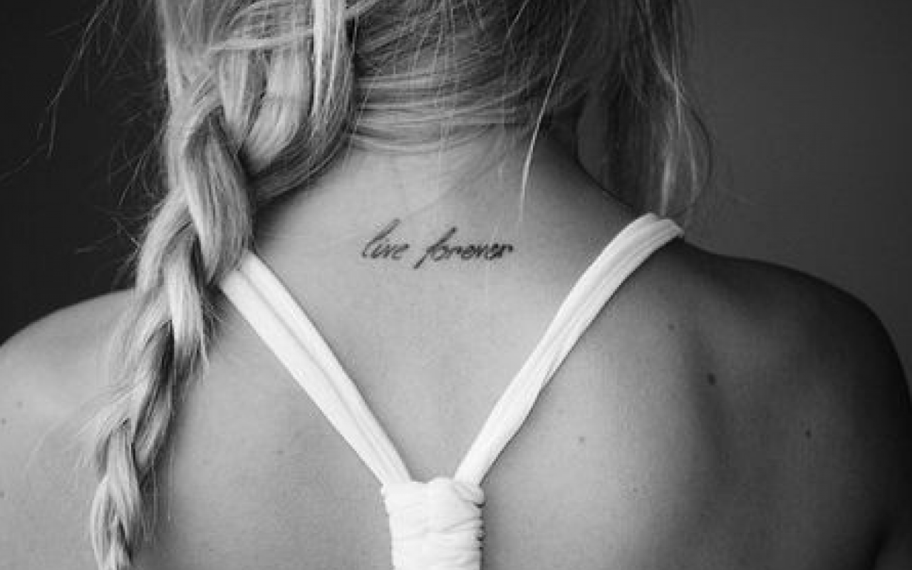 Надпись тату на шее