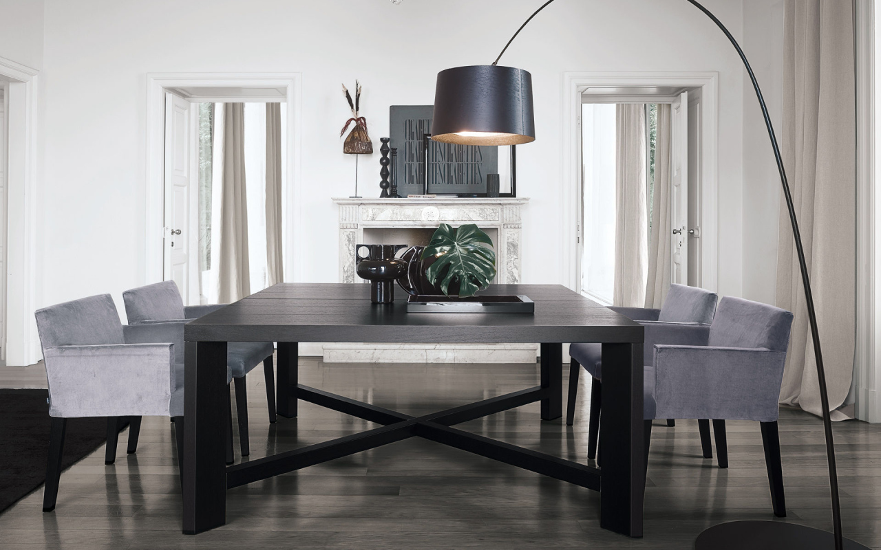 Светильник над столом в столовой