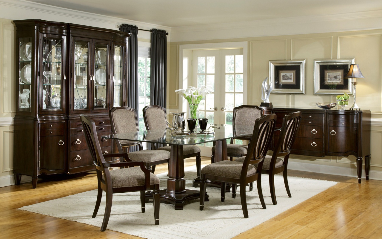 Просторная столовая в доме