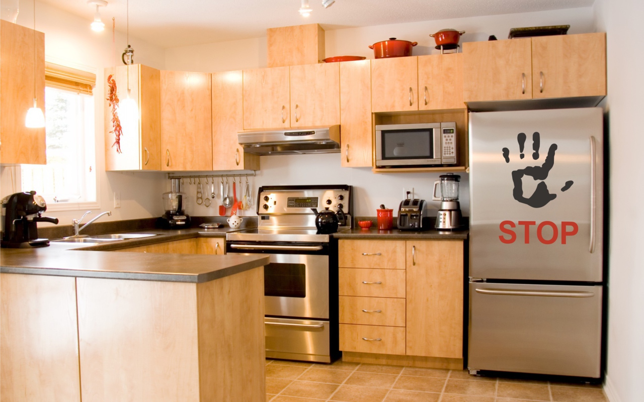 Наклейка на холодильнике в кухне