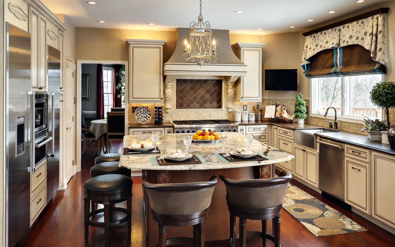 Стол накрыт в кухне