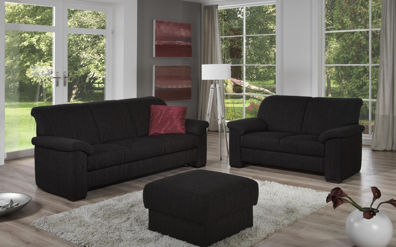 Два черных дивана в гостиной