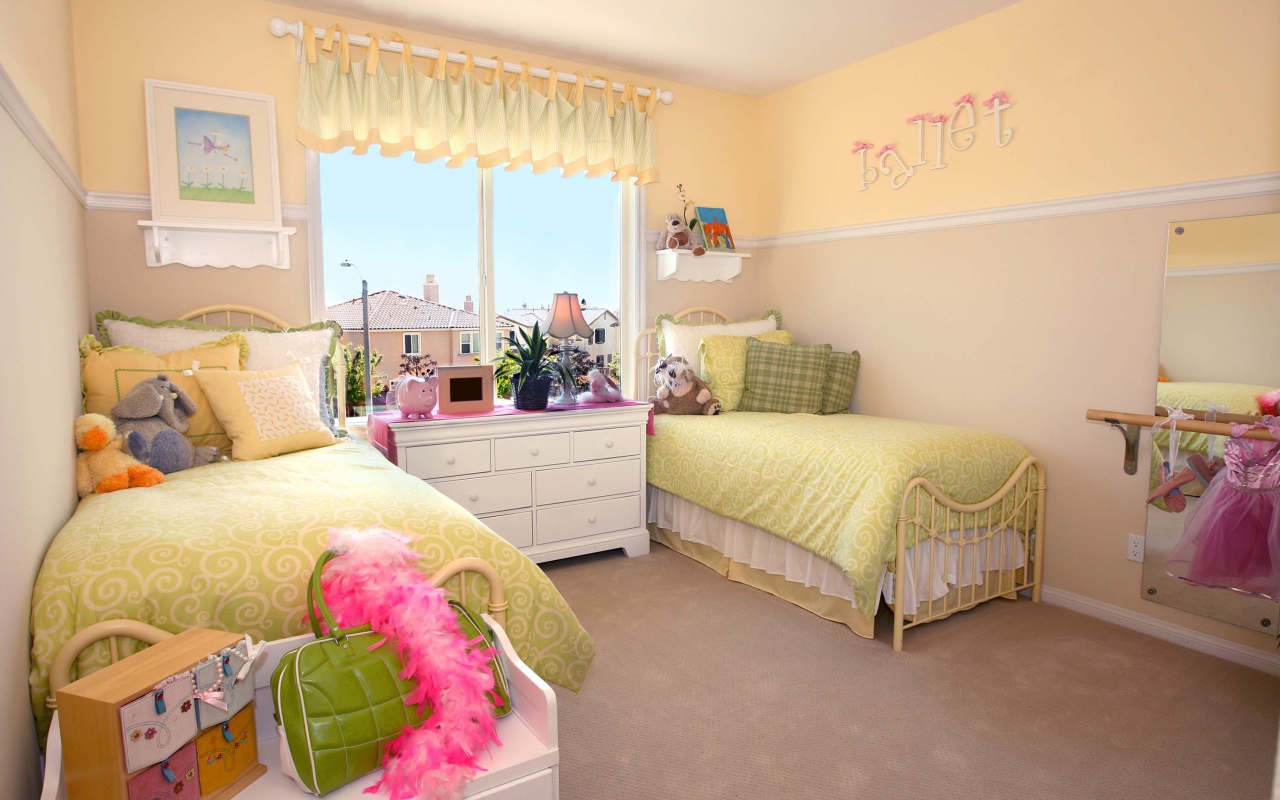 Две кровати для близняшек