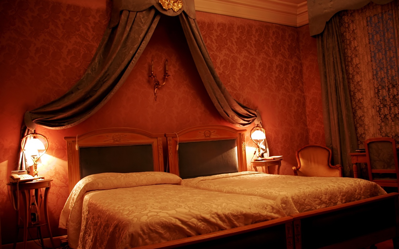 Кровать под вензелем в спальне