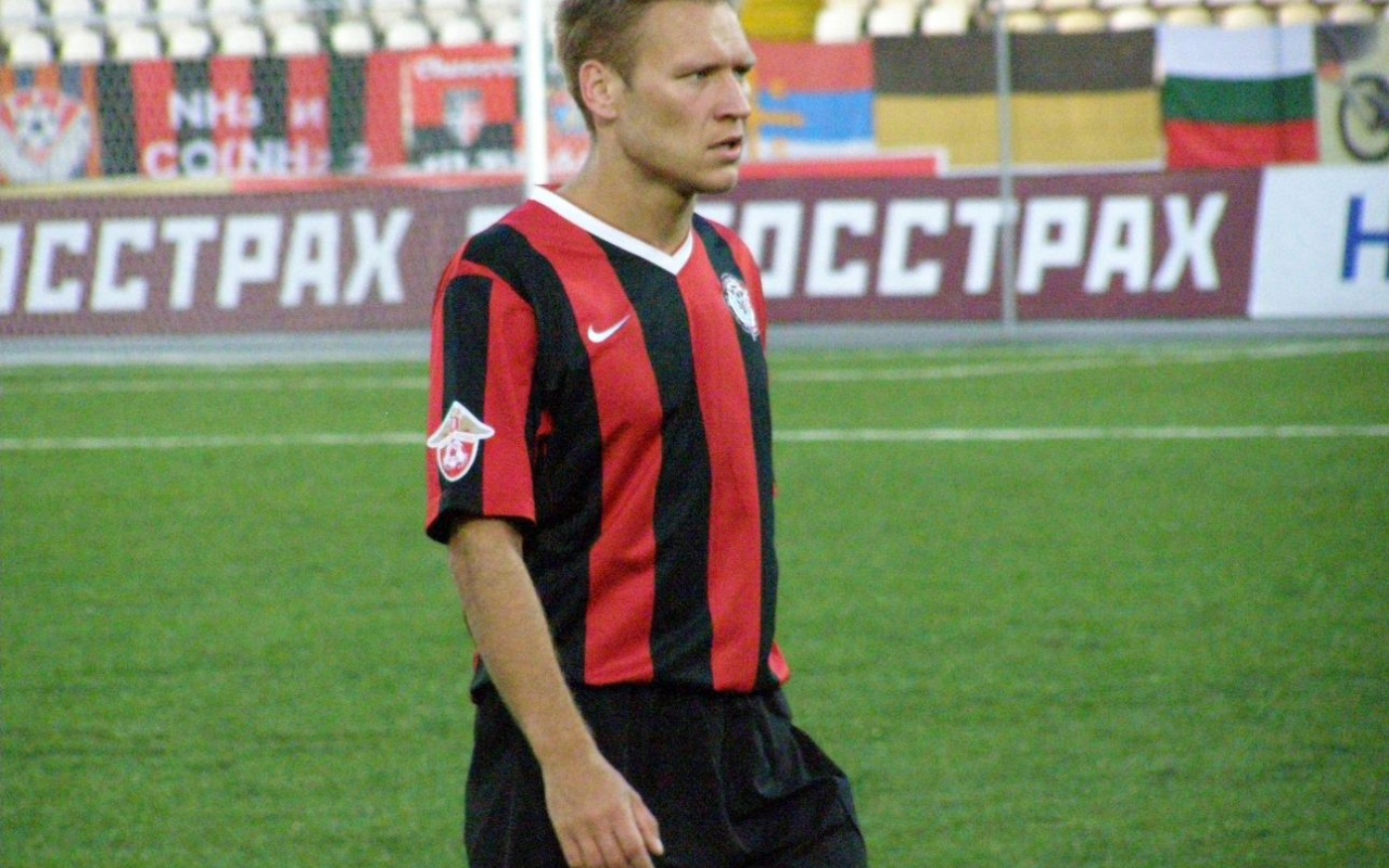 Виталий Гришин полузащитник Амкара на поле
