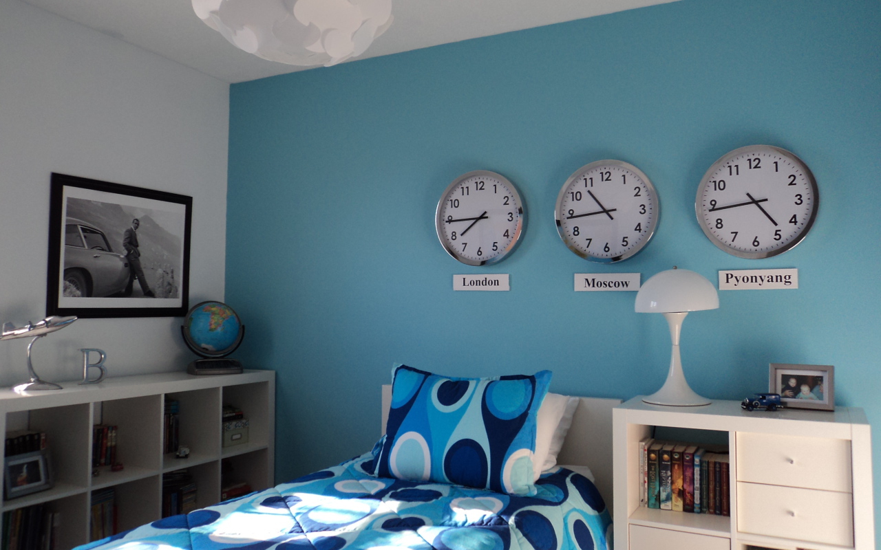 Часы над кроватью в детской