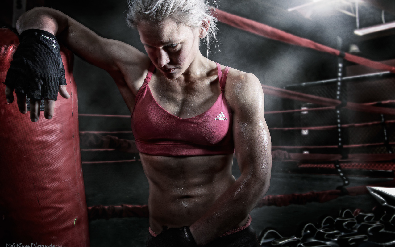 Женщина в ринге