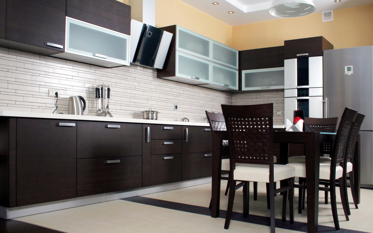 Деревянная коричневая мебель в кухне