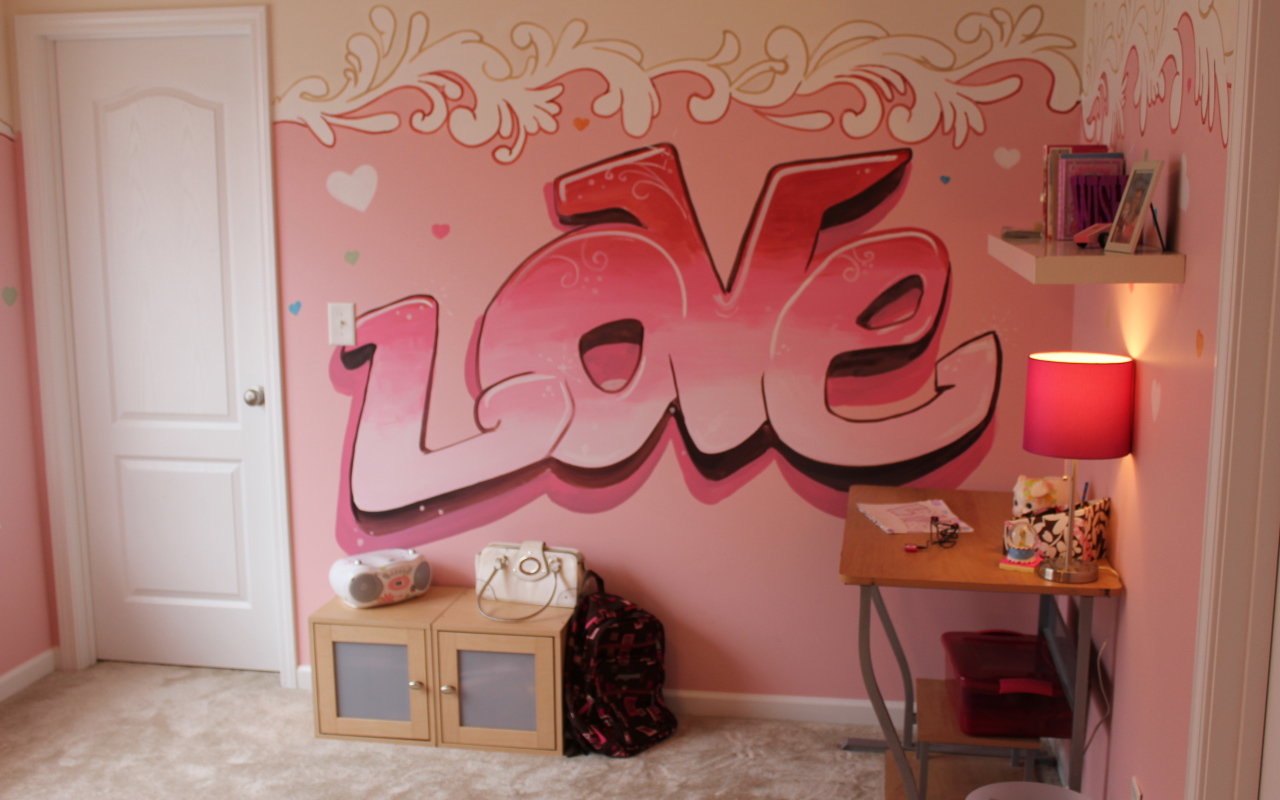 Надпись на стене в детской комнате