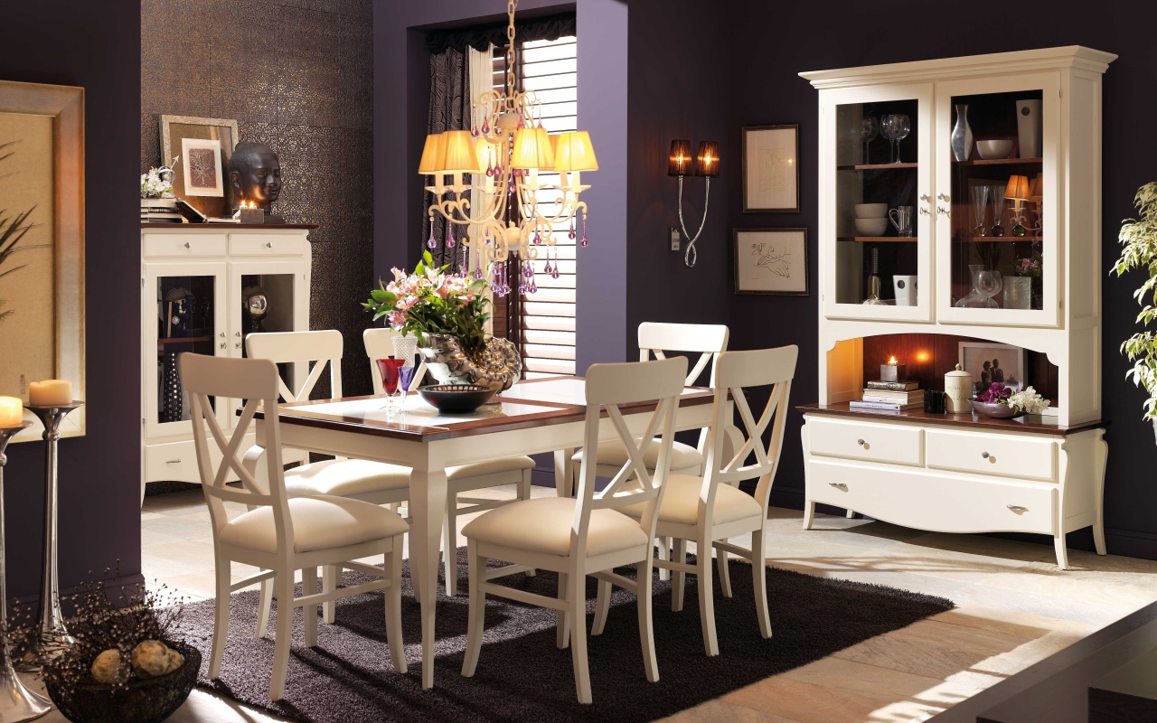 Желтая люстра в столовой