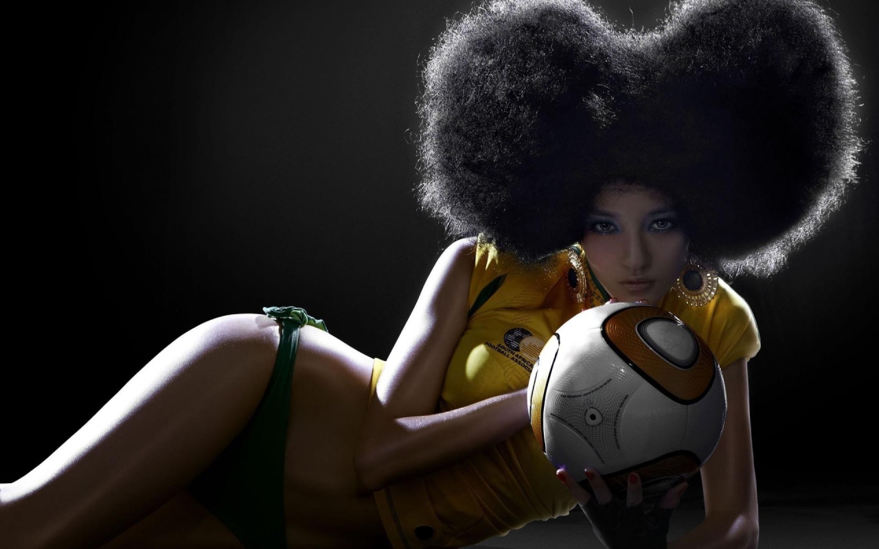 Африканская девушка с мячом