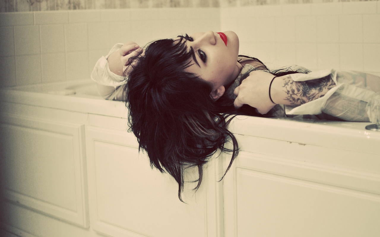 Девушка с татуировкой в ванне