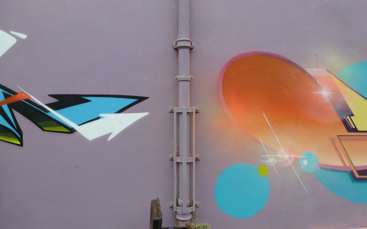 Граффити на стене и краски