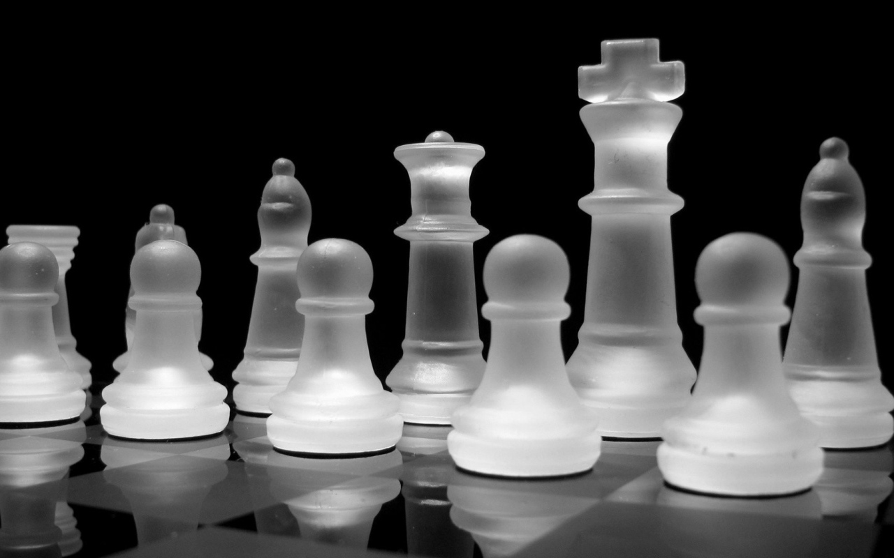 Шахматы из прозрачного стекла