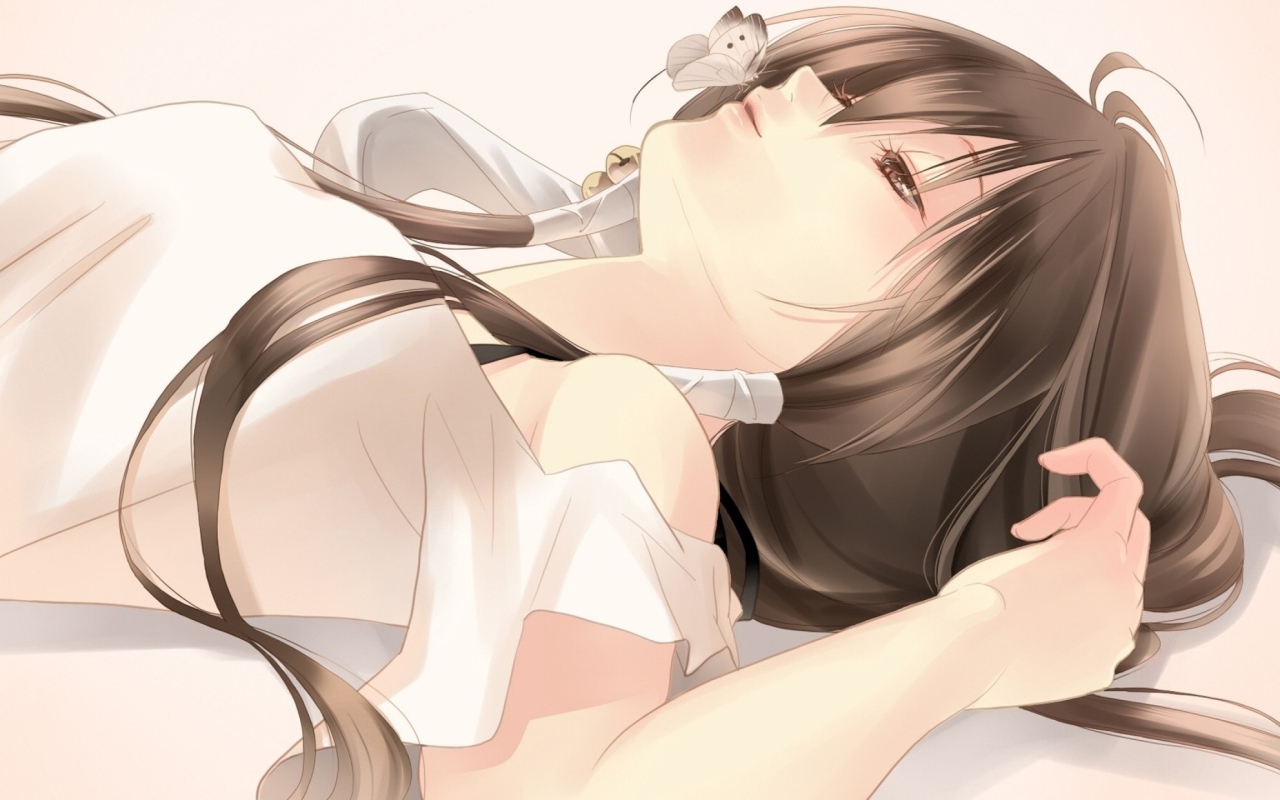 Бабочка на носу спящей девушки аниме