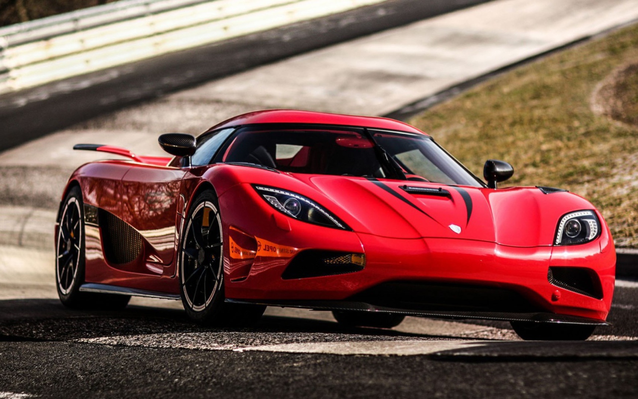 Красивый красный спортивный автомобиль