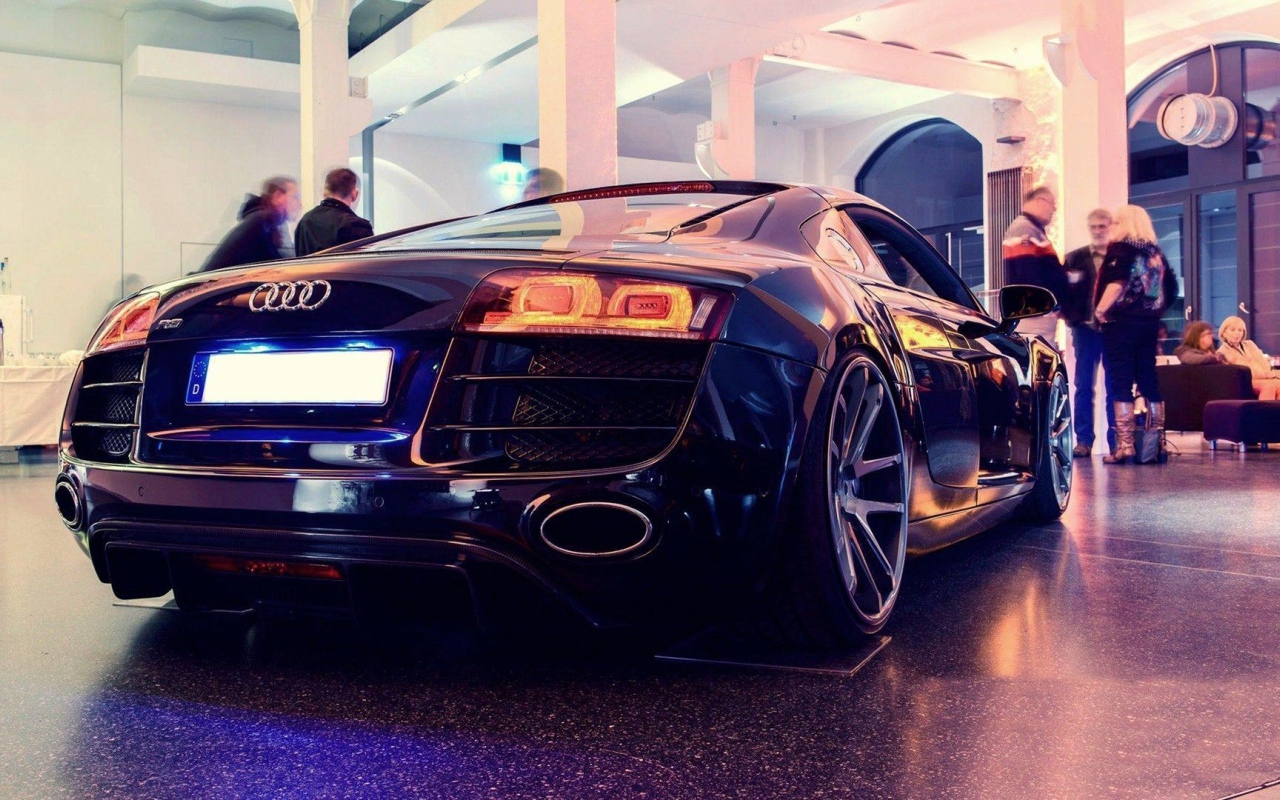 Черный Audi R8 в выставочном зале