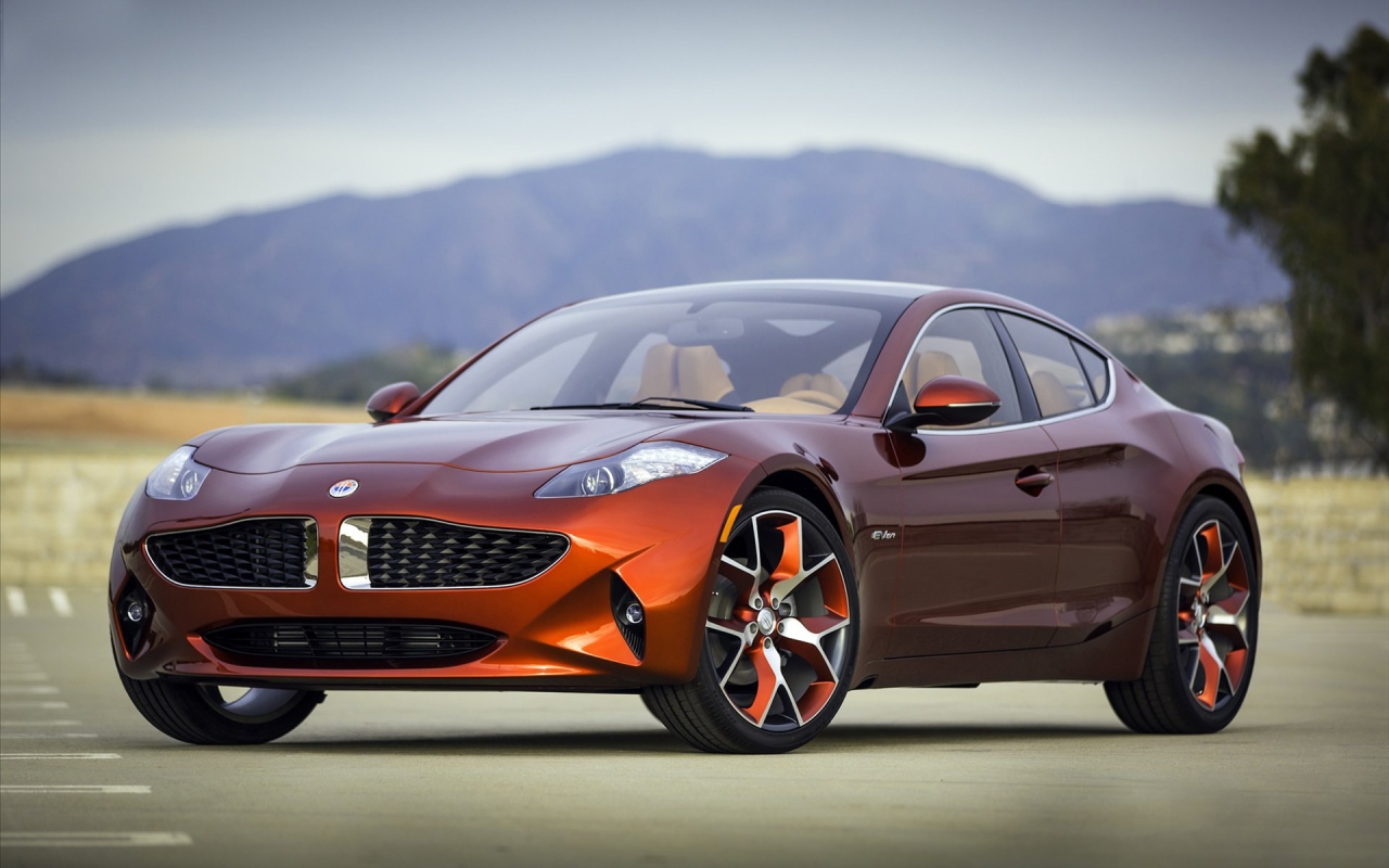 Автомобиль Fisker Karma цвета оранжевый металлик