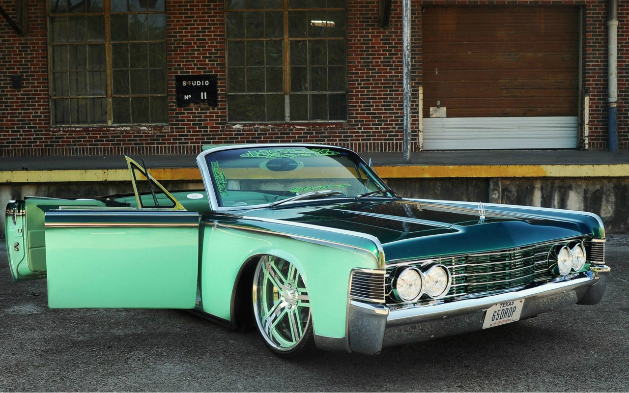 Зеленый автомобиль Lincoln Continental