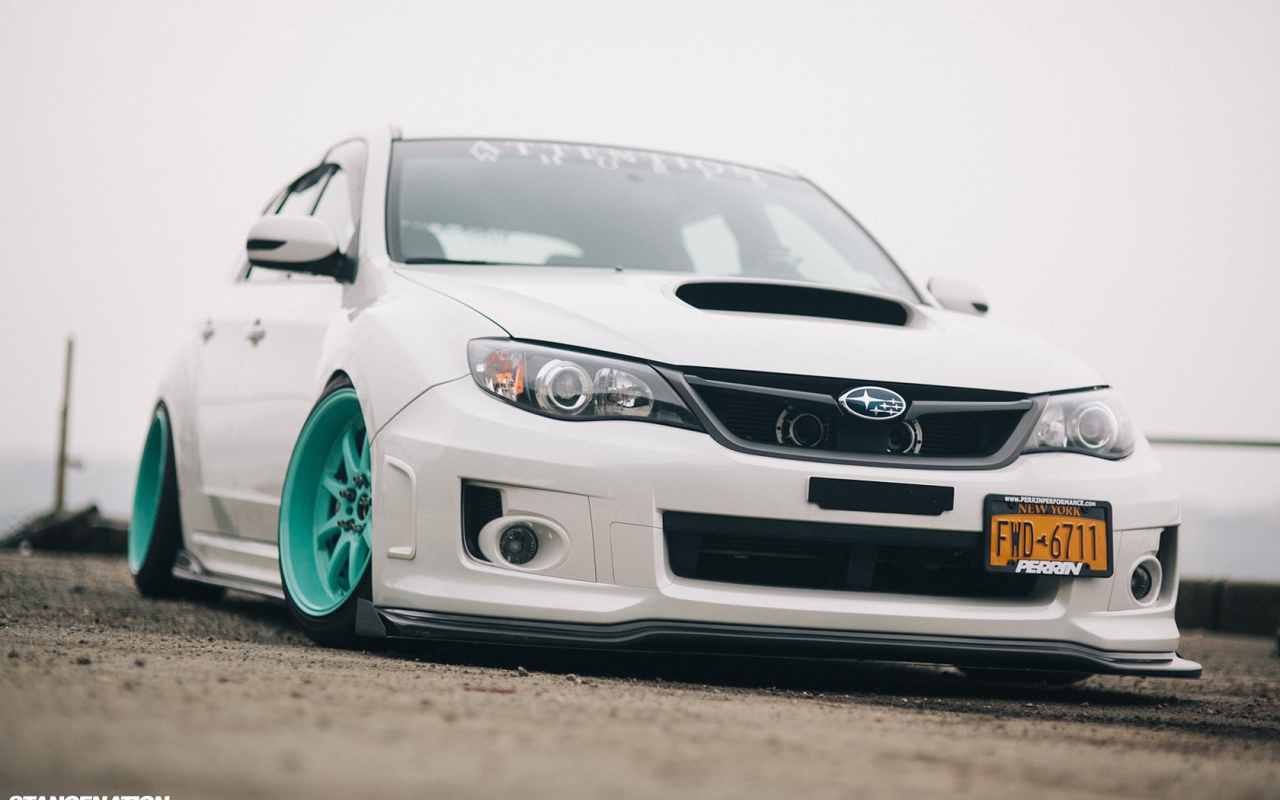 Светло зеленые диски у белого Subaru Impreza