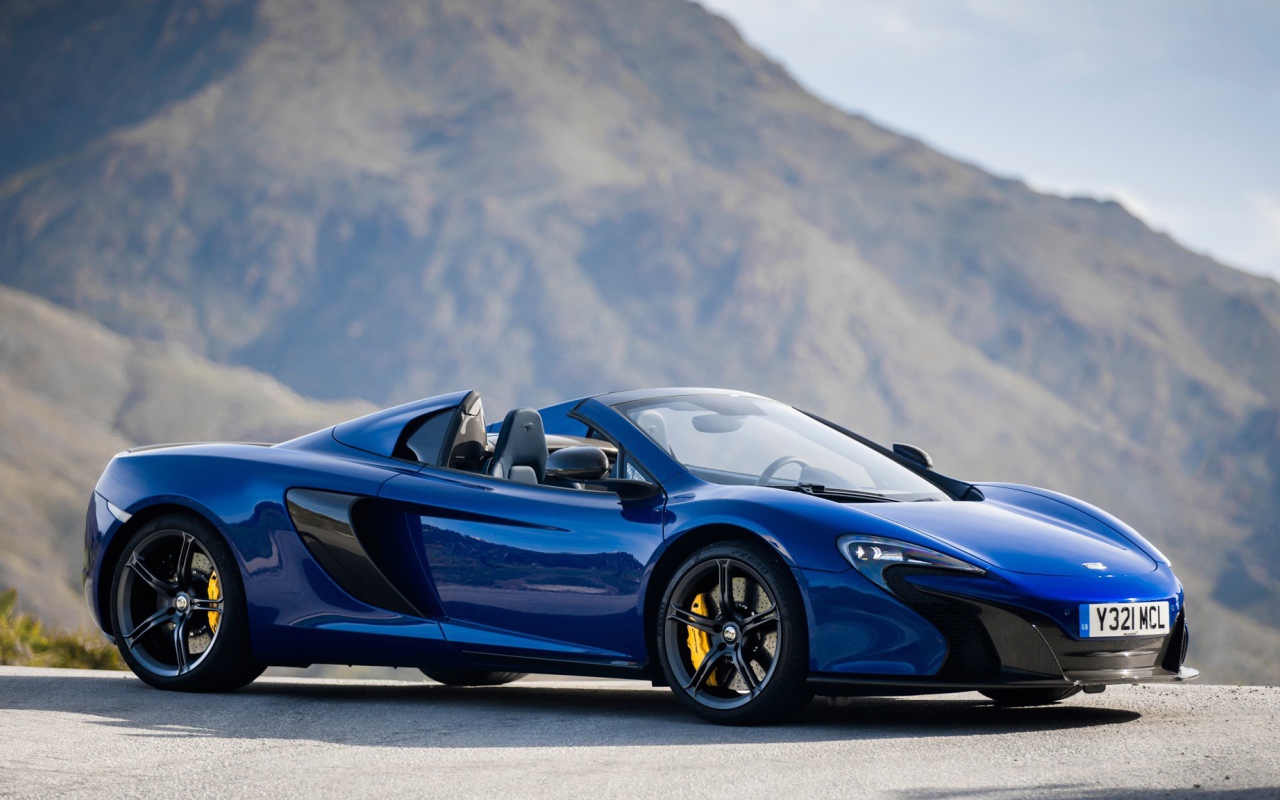 Голубой McLaren на фоне гор