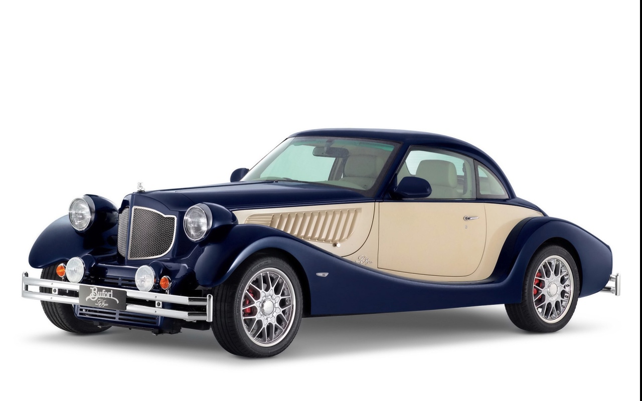 Аккуратный старый автомобиль