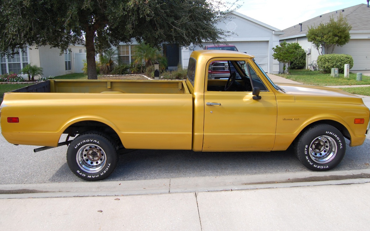 Мощный желтый пикап