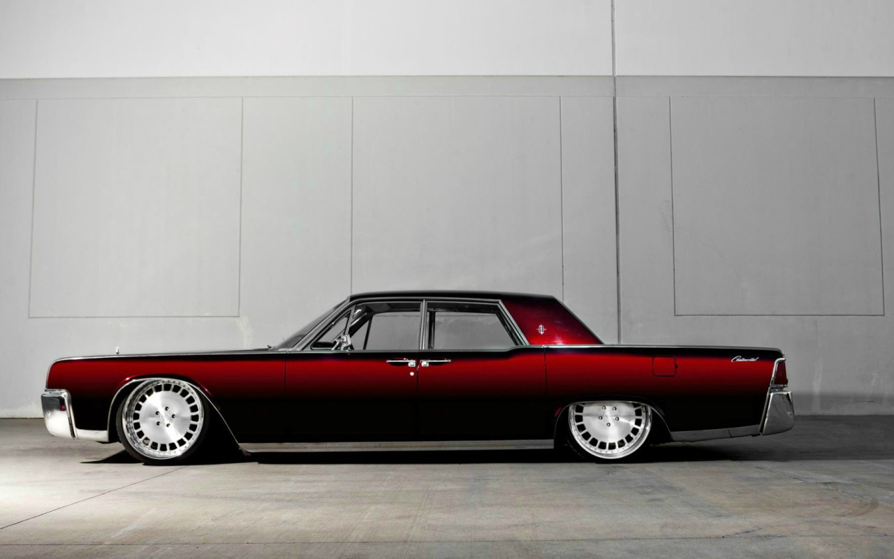 Красный Lincoln Continental