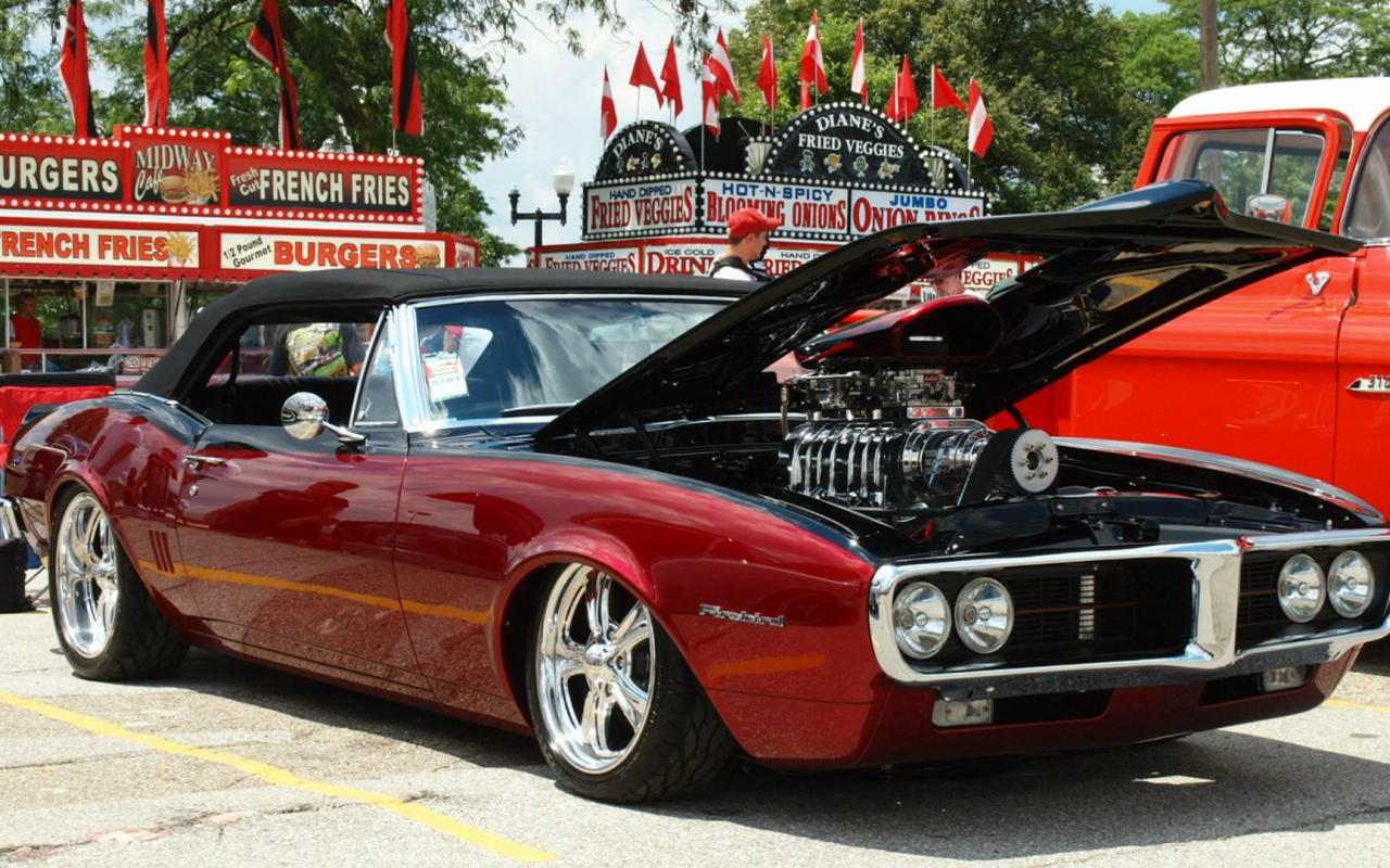 Красный Pontiac Firebird