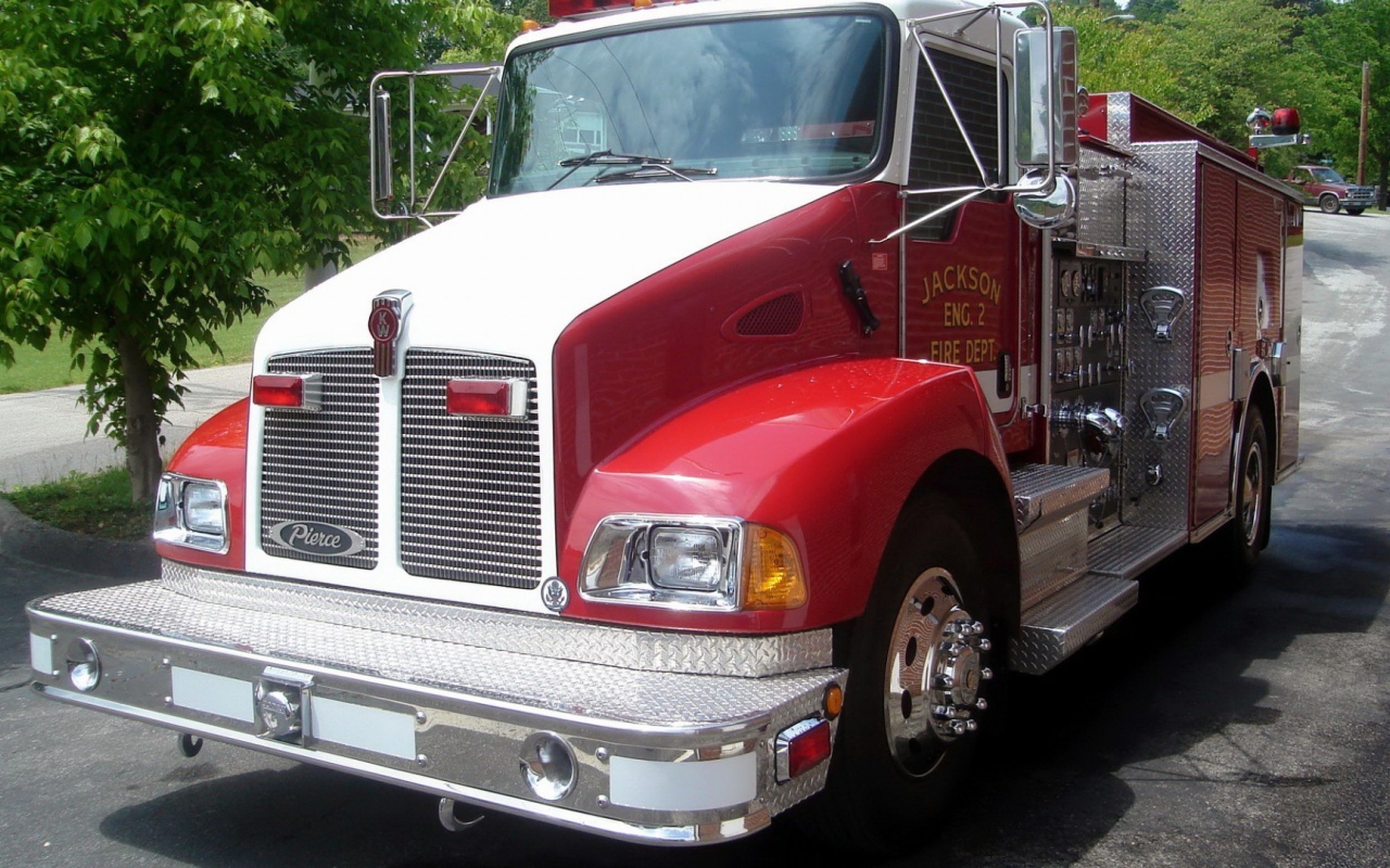 Красный пожарный автомобиль в США