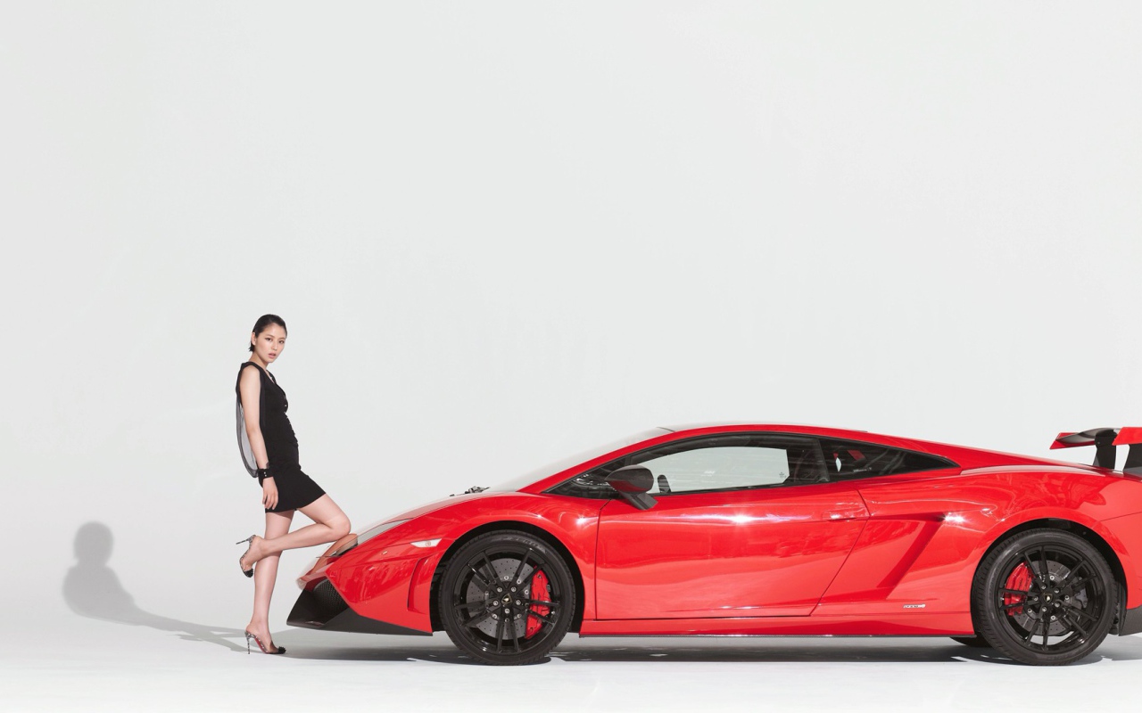 Девушка поставила колено на капот автомобиля