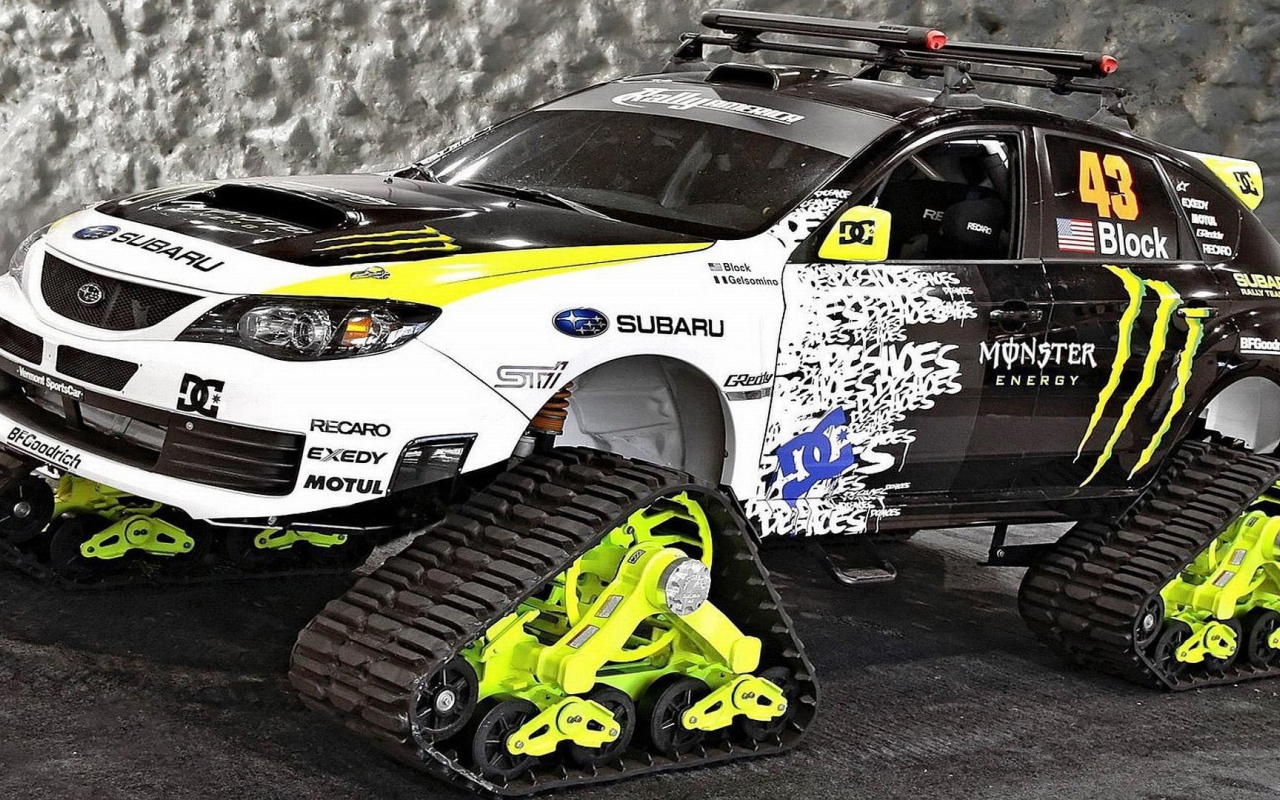 Автомобиль Subaru WRX на гусеничном ходу
