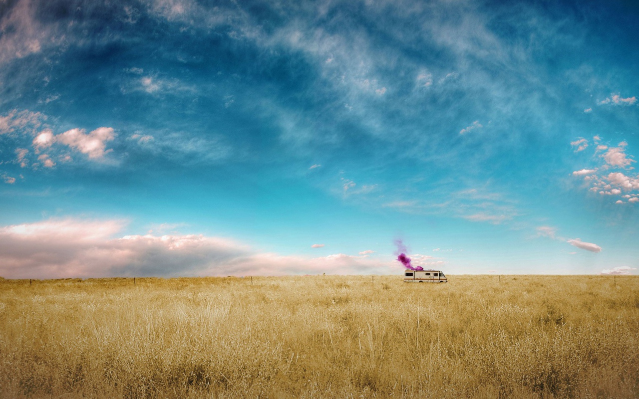 Автомобиль стоит среди поля