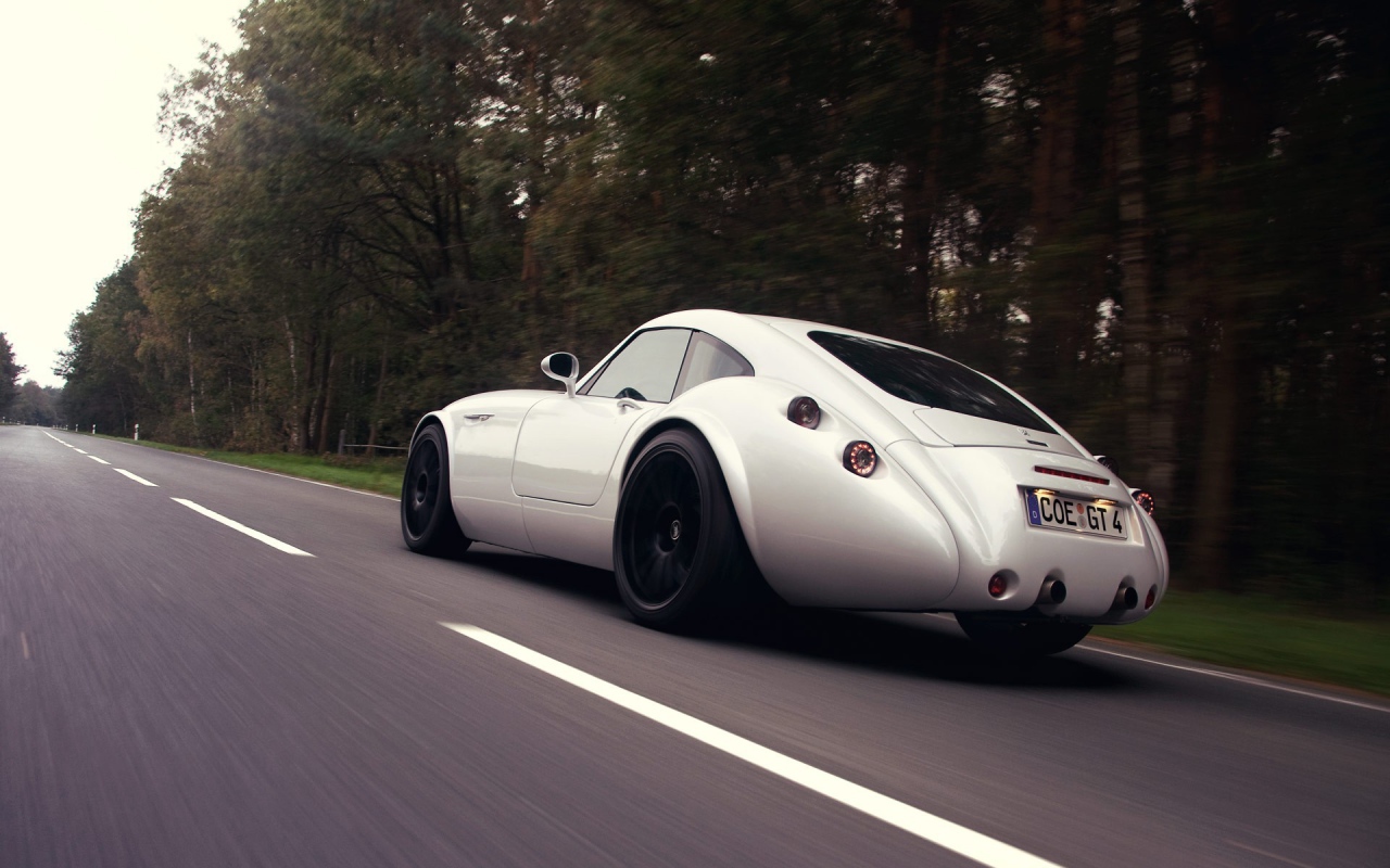Белый Wiesmann на шоссе
