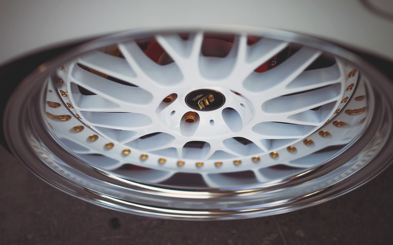 Белый автомобильный диск