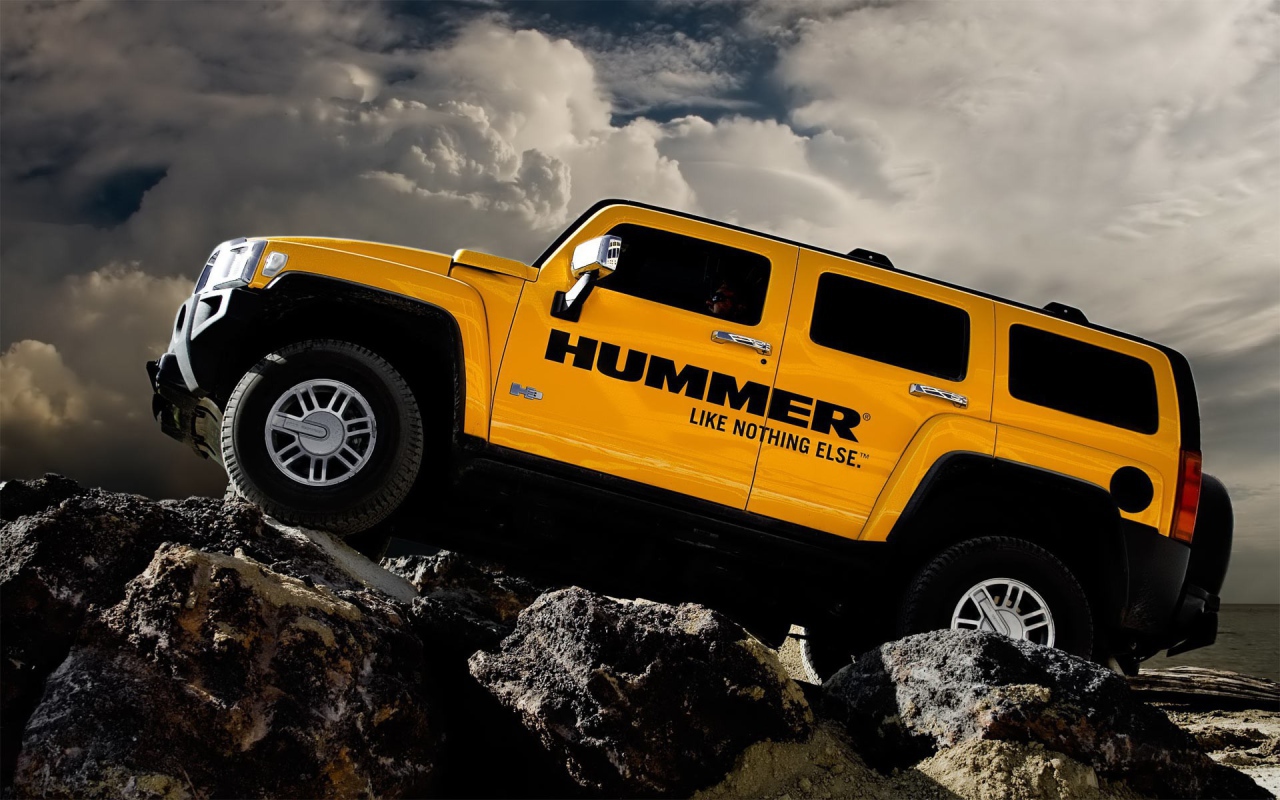 Желтый Hummer на камнях