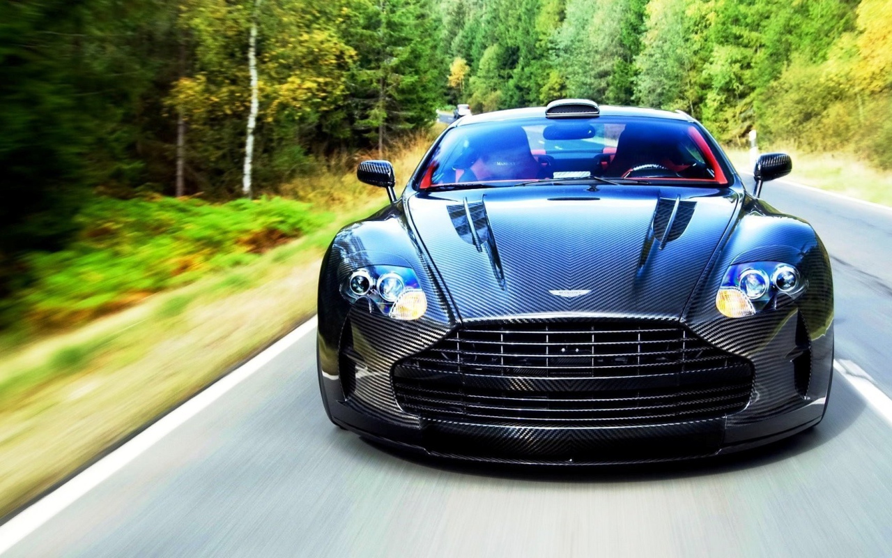 Ребристый рисунок на авто Aston Martin