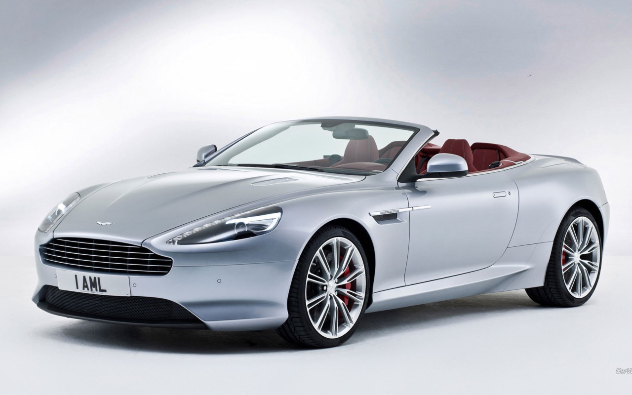 Серебристый кабриолет Aston Martin на белом фоне