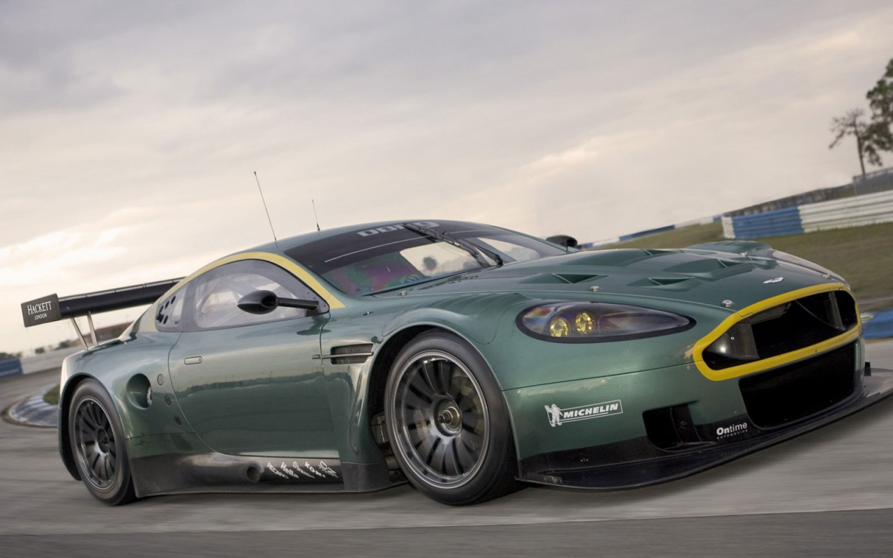 Желтый обод радиаторной решетки Aston Martin