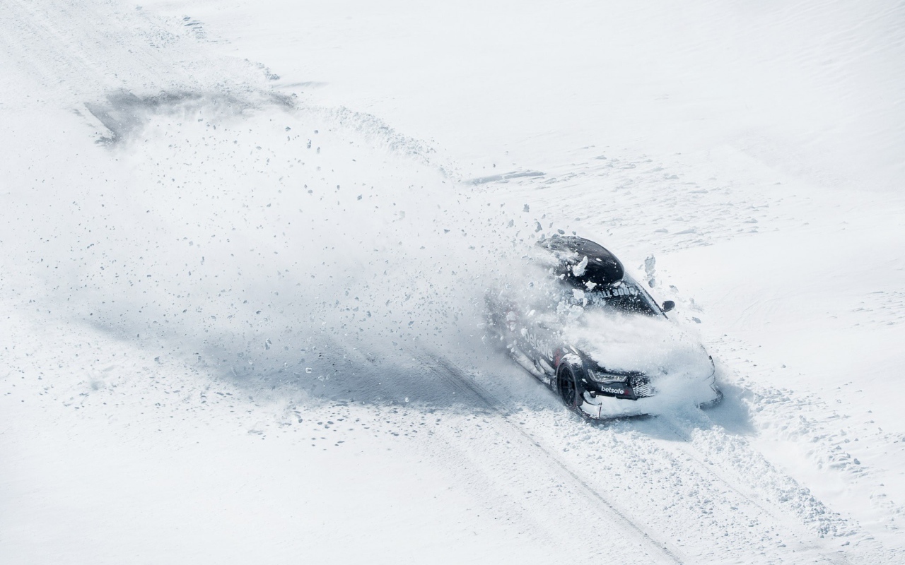Audi RS6 Avant в снегу