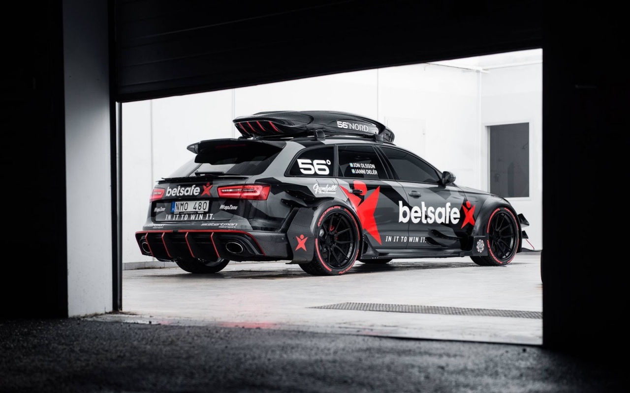 Черный Audi RS6 Avant у гаража