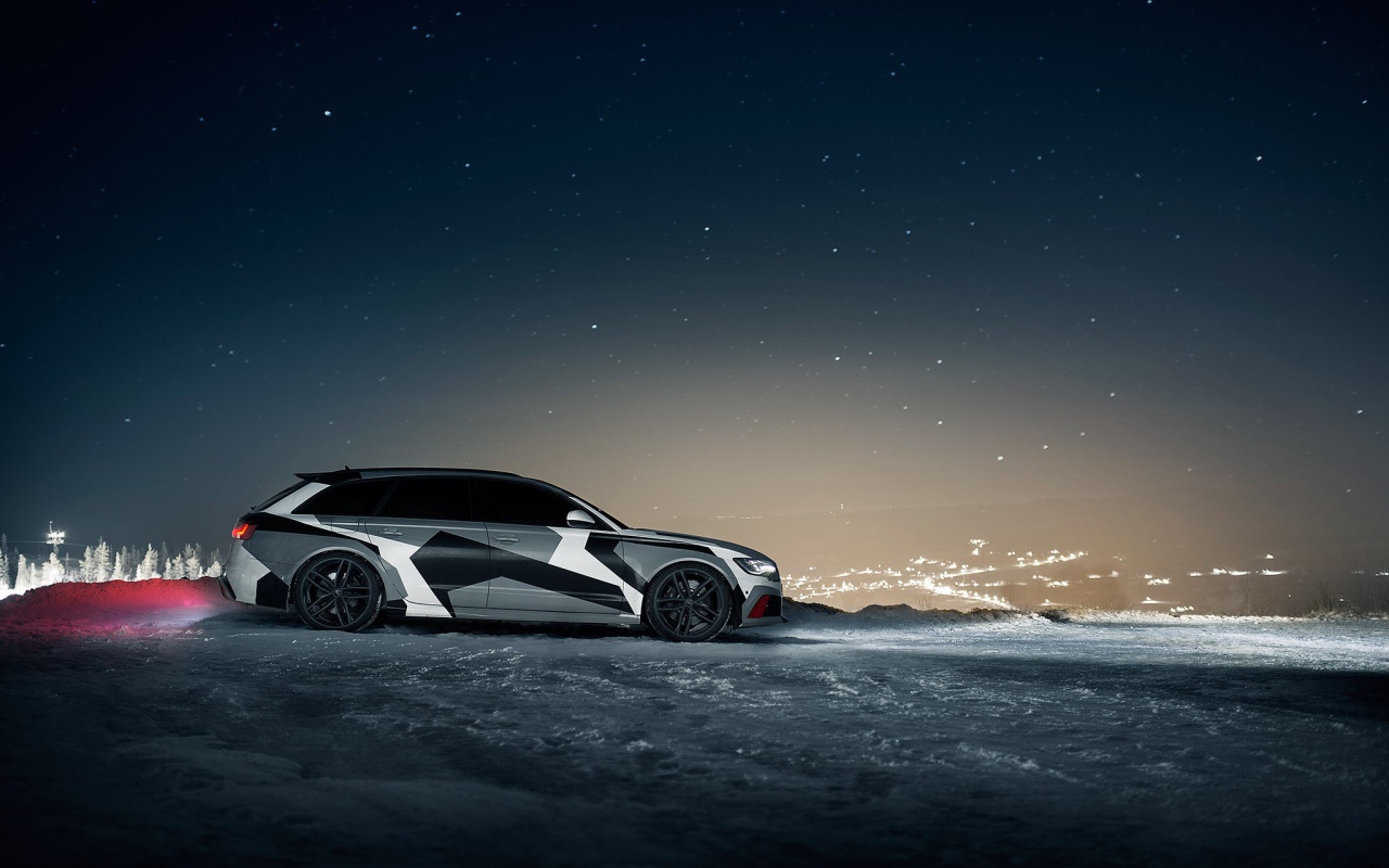 Автомобиль Audi RS6 Avant на фоне ночного города