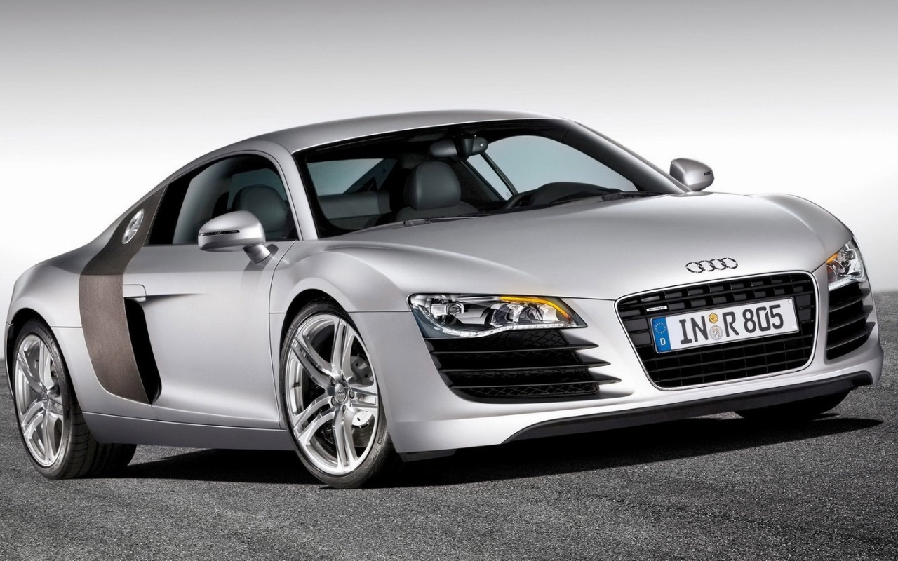 Серый автомобиль Audi R10