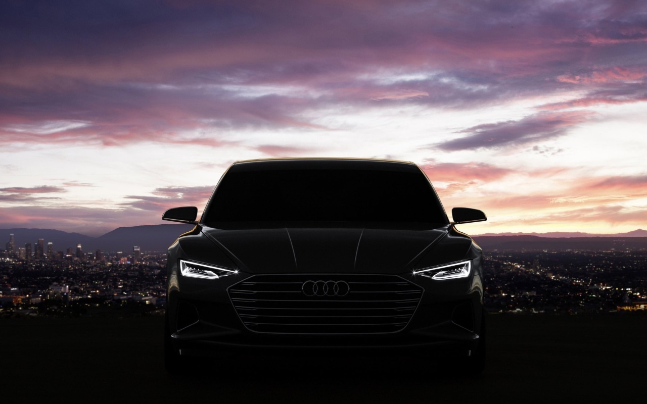 Силуэт черного Audi Prologue на фоне города