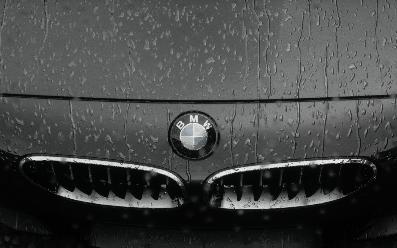 Авто БМВ под дождем